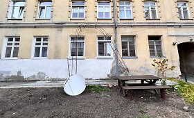 Namas su aptrupėjusiomis detalėmis Raugyklos gatvėje, Vilniuje