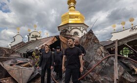 Volodymyras Zelenskis apsilankė Rusijos atakuotoje Kyjivo Pečorų lauroje