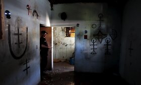 Salvadoro policija su gaujomis kovoja ir simboli&scaron;kai &ndash; uždažydama jų grafičius
