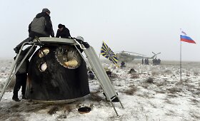 Kazachstano stepėje sėkmingai nusileido &bdquo;Sojuz&ldquo; kapsulė su trimis TKS įgulos nairias 