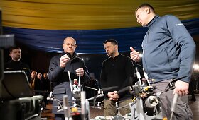 Olafas Scholzas ir Volodymyras Zelenskis apžiūri dronus