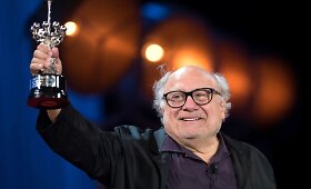 Danny DeVito atsiima apdovanojimą už gyvenimo nuopelnus