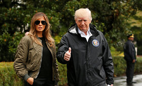 Uragano nuniokotą Teksasą aplankiusios Melanios Trump apranga sulaukė kritikos