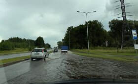 Plaukiančios po liūties Klaipėdos gatvės