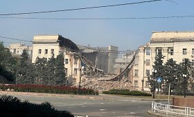 Chersone rusų bombos sugriovė srities administracijos pastatą