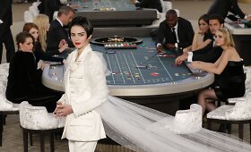 Kendall Jenner per &bdquo;Chanel&ldquo; auk&scaron;tosios mados &scaron;ou pristatė finalinį ansamblį