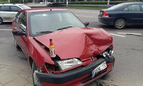 Apdaužęs &bdquo;Citybee&ldquo; bei troleibusą girtas vilnietis alų gurk&scaron;nojo ir avarijos vietoje