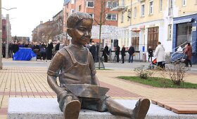 Klaipėdos suolelius i&scaron;puo&scaron;ė menininkai