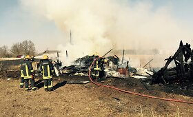 Vilniaus rajone deginant pernyk&scaron;tę žolę sudegė ūkinis pastatas