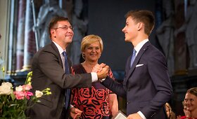 Gintaro Steponavičiaus sūnus Mykolas baigė gimnaziją