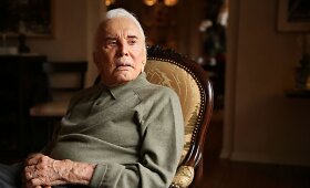 Kirkas Douglasas &scaron;venčia 100 metų jubiliejų