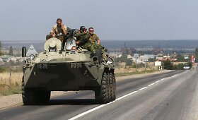 Rusijos &bdquo;humanitarinė pagalba&ldquo; stovi, o karinė technika juda link Ukrainos sienos