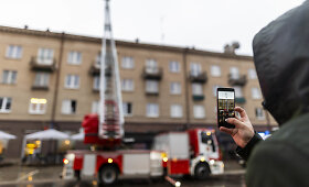 Į namą esantį &scaron;alia Seimo skubėjo ugniagesiai gelbėtojai