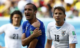 Luisas Suarezas įkando į Giorgio Chiellini petį