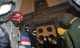 Kijeve minia &bdquo;Pravyj sektor&ldquo; narių mėgino pakliūti į Auk&scaron;čiausiosios Rados vidų