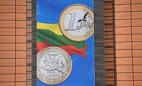Briuselyje didžiulis transparantas sveikinantis Lietuvą tapus euro zonos nare