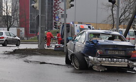 BMW nepraleido greitosios pagalbos automobilio su &scaron;vyturėliais