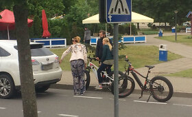Nidoje susidūrė Ingos Valinskienės automobilis ir dviratininkė