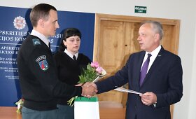 Tel&scaron;ių meras jaunuolio gyvybę i&scaron;gelbėjusiems pareigūnams įteikė padėkas