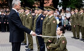 Prezidentas 58 karo akademijos absolventams suteikė pirmąjį karininko laipsnį
