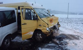 Nelaimė prie &Scaron;akių: į avariją pateko mokinius vežęs autobusiukas