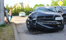 Velžyje &bdquo;Audi&ldquo; vairuotojas sutrupino elektros stulpą ir paspruko