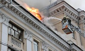 Dnipre rusų raketa pataikė į daugiabutį: žuvusiųjų skaičius auga