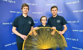 VGTU studentų tiltas i&scaron; makaronų atlaikė 251 kilogramą