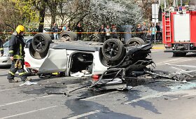Sostinės centre i&scaron; stovėjimo aik&scaron;telės i&scaron;krito BMW