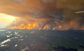 Kraują stingdantys vaizdai: liepsnoja Manitobos provincija Kanadoje