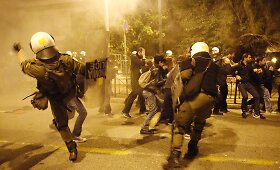Atėnuose per protestus sužeisti penki policininkai