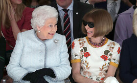 Karalienė Elizabeth II pirmą kartą apsilankė Londono mados savaitėje