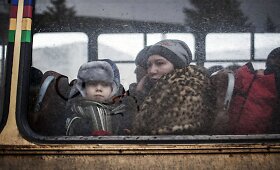 Ukrainos rytuose tęsiantis įnirtingiems susirėmimams evakuojami gyventojai