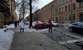Avarija Pamėnkalnio gatvėje Vilniuje: &bdquo;Honda&ldquo; rėžėsi į stulpą