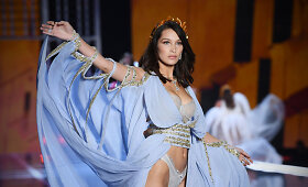 Bella Hadid per &bdquo;Victoria's Secret&ldquo; &scaron;ou pasirodė su per ank&scaron;ta liemenėle