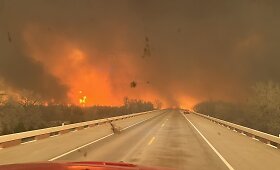 Siaubingas gaisras Teksase: ugniagesiai brovėsi per liepsnojantį pragarą