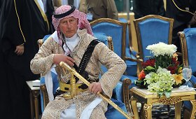 Arabų apsiaustą apsirengęs princas Charlesas dalyvavo &scaron;okyje su kardais