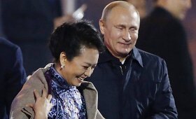 Vladimiras Putinas APEC susitikime rūpinosi, kad nesu&scaron;altų Kinijos prezidento žmona