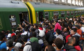 Migrantai &scaron;turmuoja Budape&scaron;to traukinių stotį