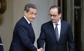 Francois Hollande'as susitiko su buvusiu Prancūzijos prezidentu Nicolasu Sarkozy