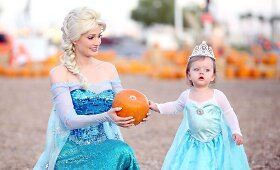 Holly Madison su dukra per Heloviną tapo &bdquo;Ledo &scaron;alies&ldquo; princesėmis