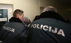 &Scaron;akių rajone kūdikį į &scaron;ulinį įmetusi motina atvesdinta į teismą