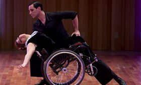 Argentinietė aistringai tango &scaron;oka ir invalido vežimėlyje
