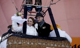 Latvijoje pakilusios į orą balionais susituokė pus&scaron;imtis porų