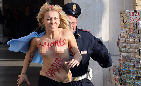 Vatikane policininkai gaudė pusnuogę &bdquo;Femen&ldquo; lyderę Inną &Scaron;evčenko