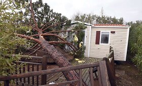 Prancūzijos pietuose tornadai plė&scaron;ė namų stogus 