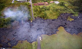 Havajuose prie gyvenvietės priartėjusi Kilauea ugnikalnio lava degina medžius ir krūmus
