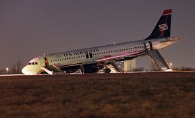 Filadelfijoje sprogo kilti besiruo&scaron;iančio lėktuvo &bdquo;Airbus 320&ldquo; priekinė padanga