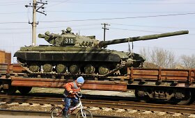 Rusų žalieji tankai traukiniais vežami į Krymą