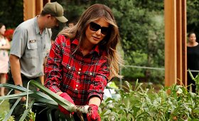 Melania Trump darže darbavosi vilkėdama mar&scaron;kinius už 1 380 dolerių